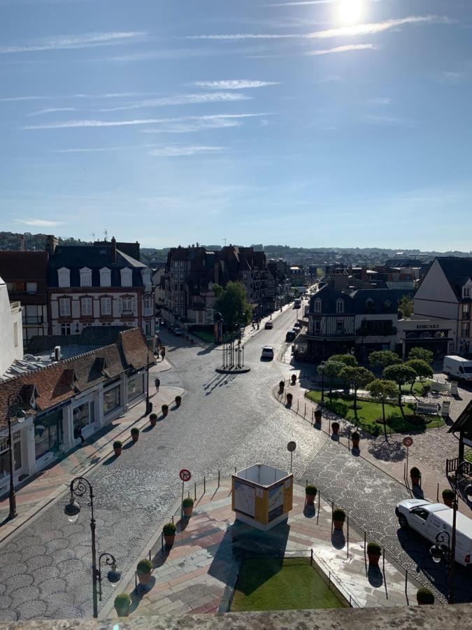 Duplex Au Coeur De Deauville Avec Vue Imprenable Et Parking Prive Luaran gambar